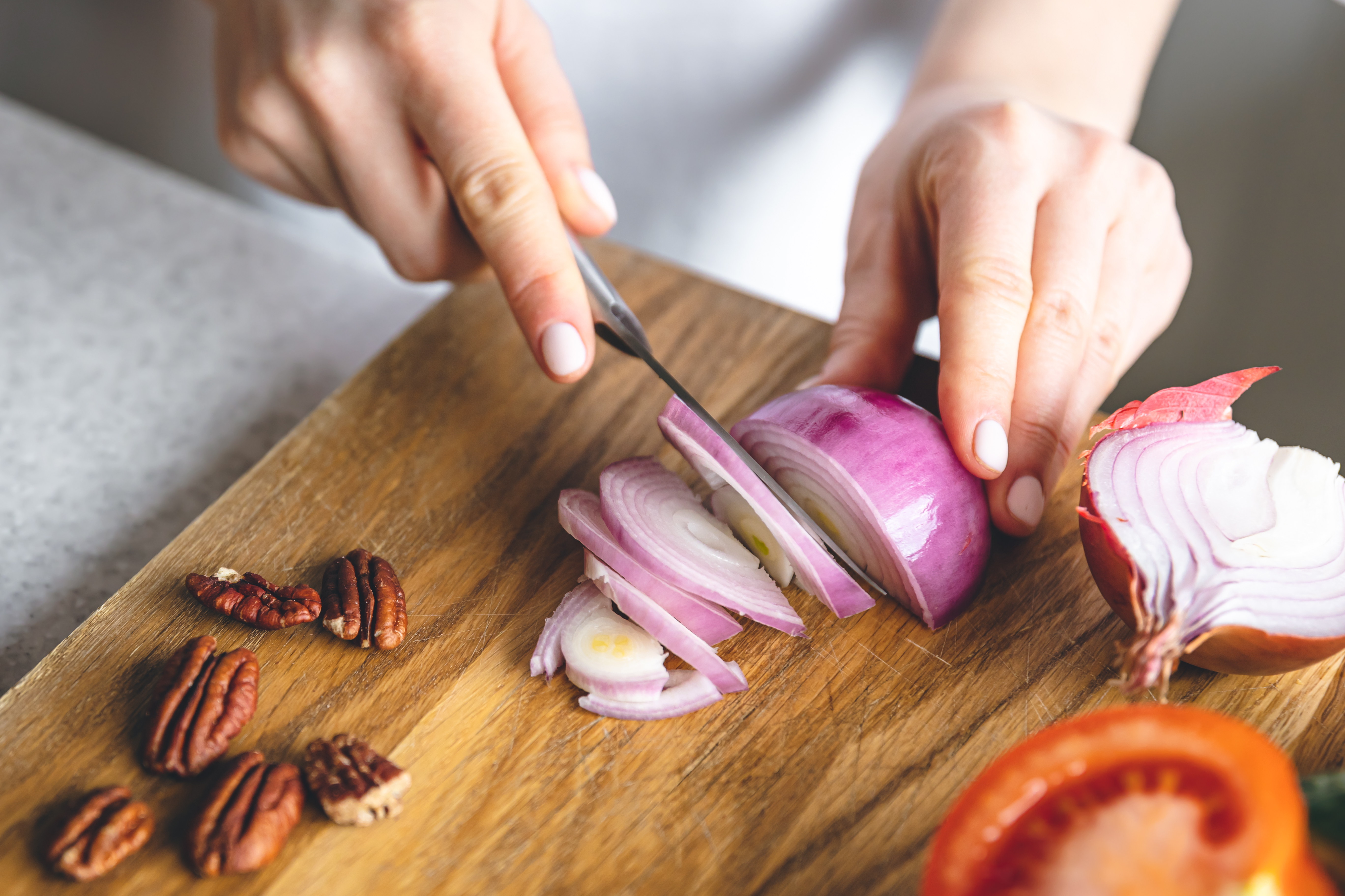 cutting onion